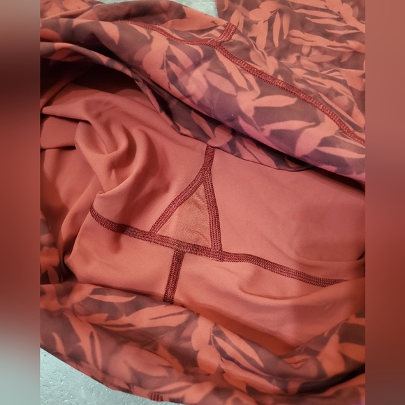 Lululemon Wunder Under High-Rise Crop Tight. 24". Luxtreme. Orange-red. Size 12. - Picture 8 of 12